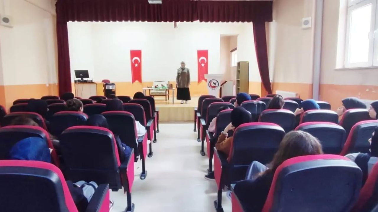 Gençlere aile bağlarını güçlendiren ahlak dersleri Bayburt'ta