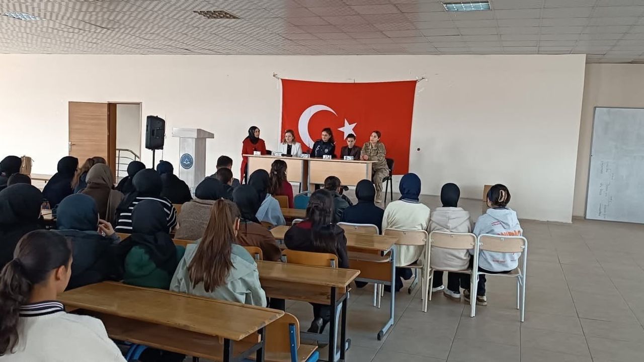 Gençlere meslek yönü gösteren kariyer buluşması Patnos'ta