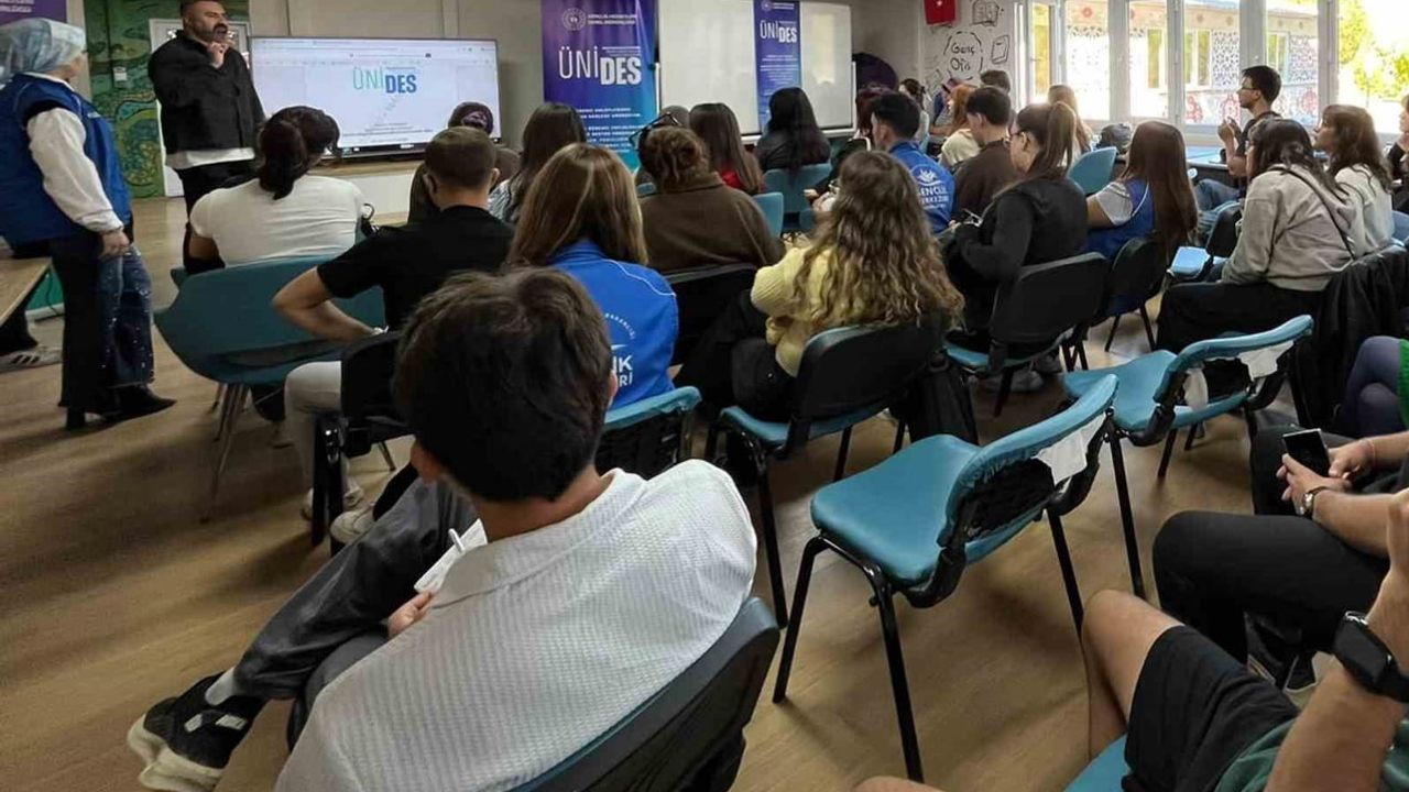 Gençleri proje üretimine ve gönüllüğe dahil eden ÜNİDES tanıtımı