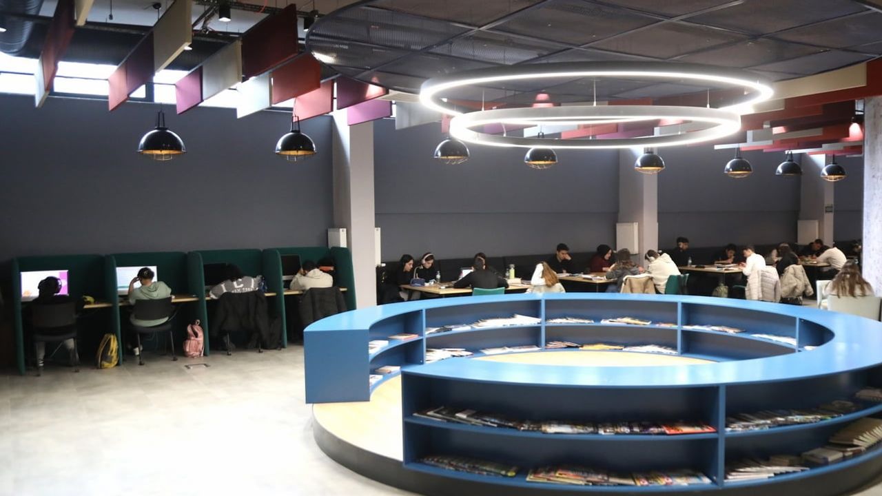Gençlerin buluşma adresi Akıl Küpü Kütüphaneleri yeniden dolup taşıyor