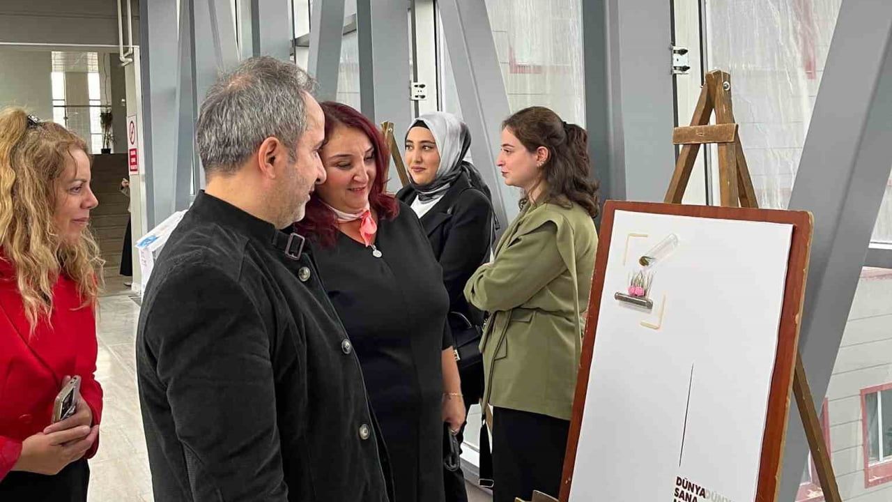 Gençlerin geri dönüşümle yarattığı sürdürülebilir yaşam sergisi açıldı