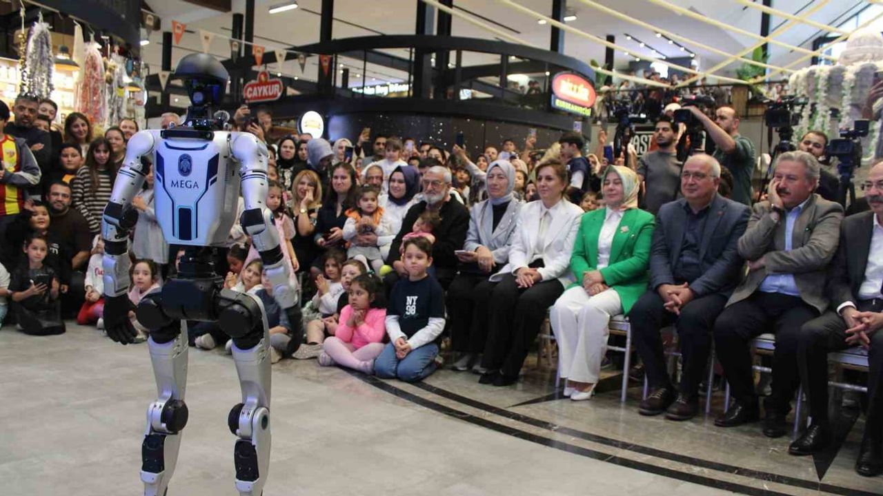 Gençlerin ilgi odağı: insansı robot Mega Melikgazi'yi renklendirdi