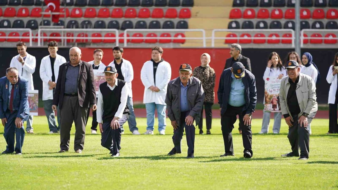 Gençlerle yaşlılar bir arada: Kastamonu'da farkındalık yürüyüşü