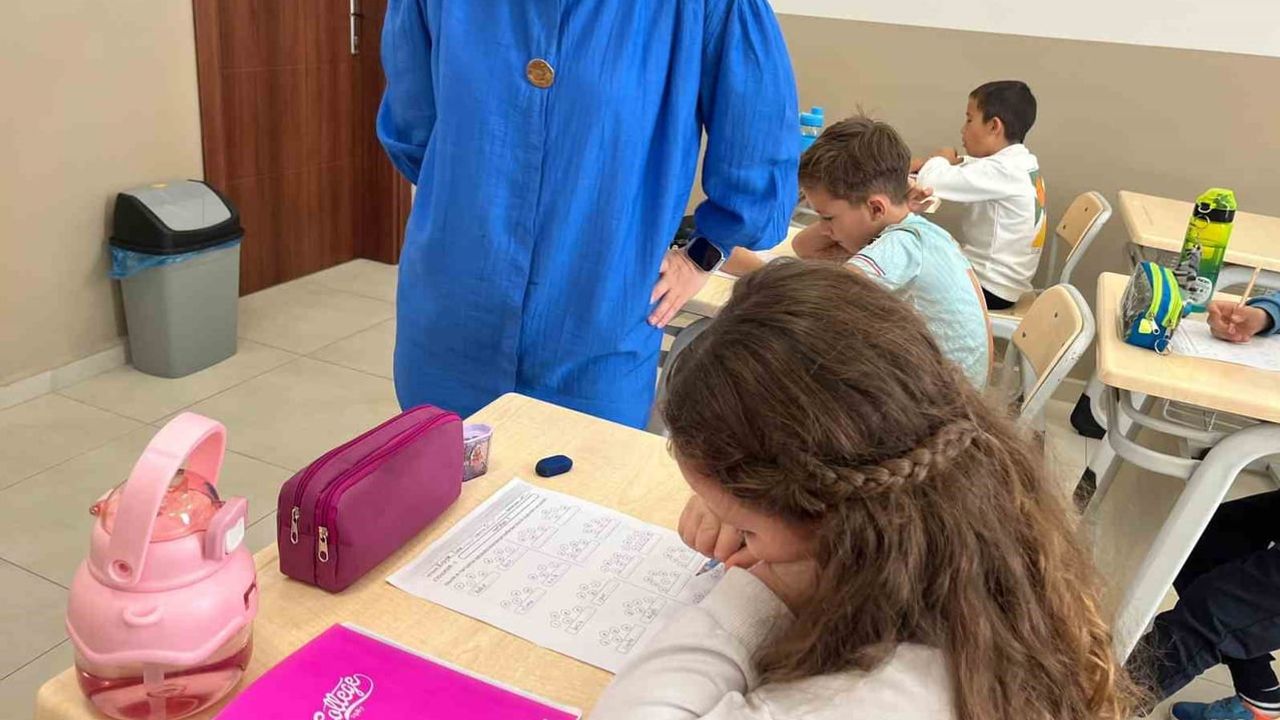 Gençlik Evi'nde ilkokul çocuklarına okuma yazma ve ödev desteği