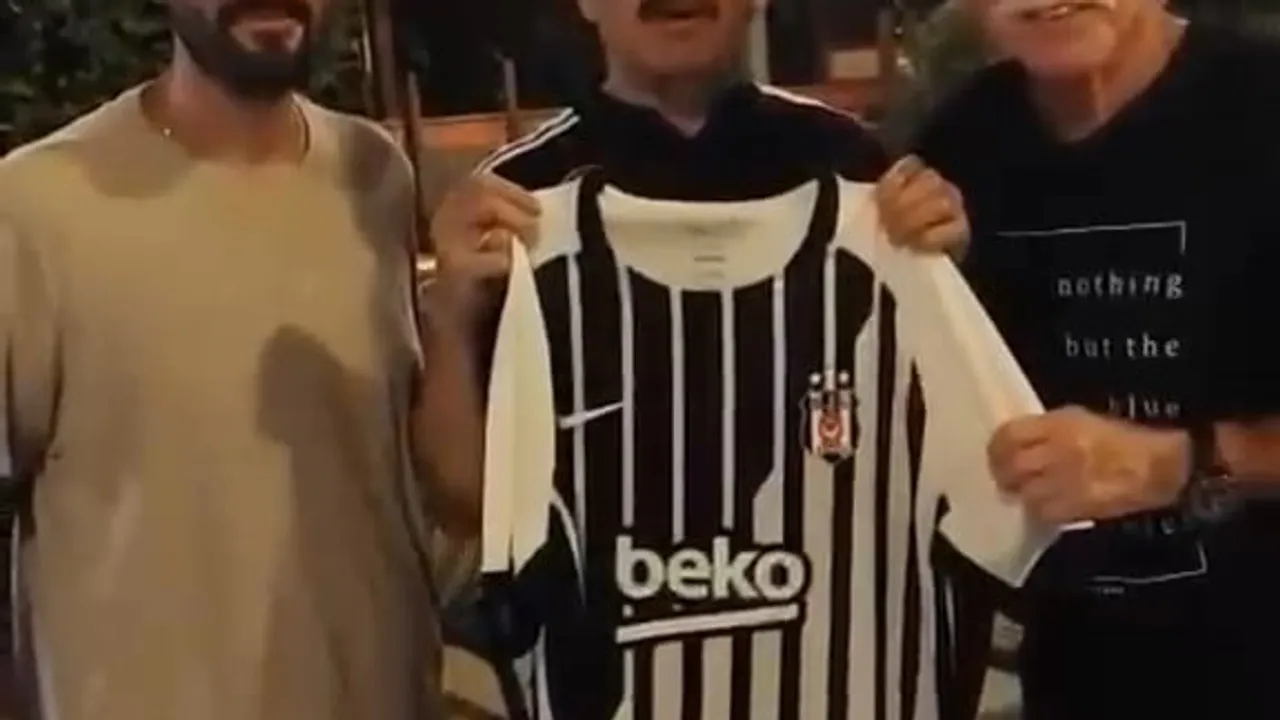Gençlik hayalini gerçekleştiren muhtar Atina'da eski futbolcuyla kucaklaştı