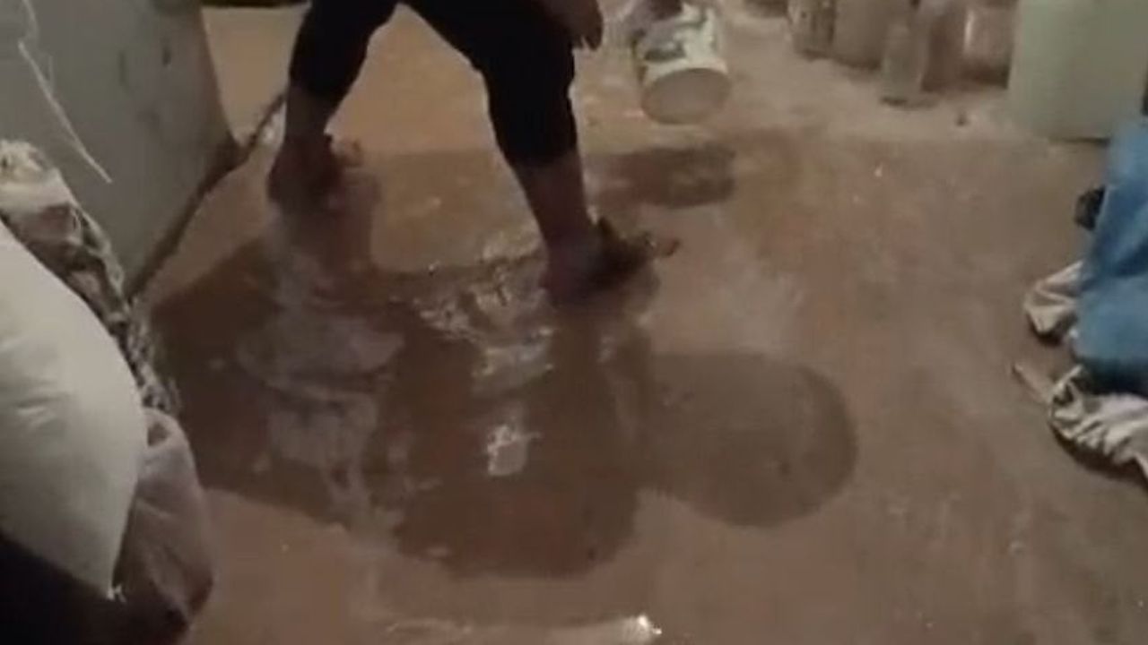 Gercüş'te akşam saatlerinde bastıran sağanak bir evi kullanılamaz bıraktı
