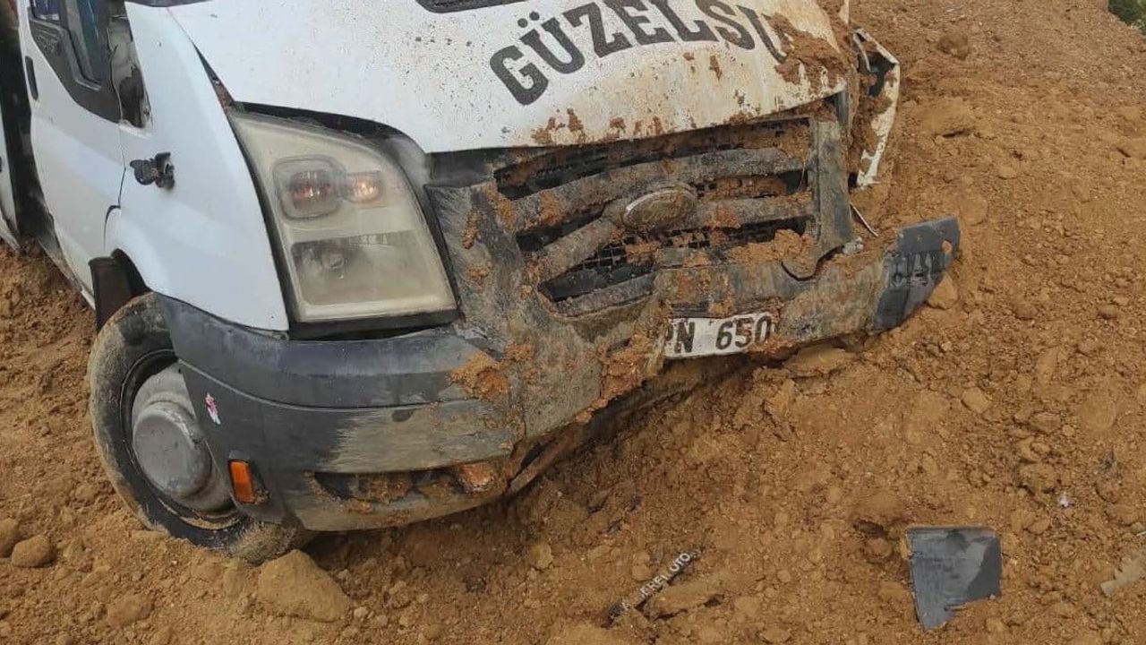 Gerger'de yolculuk kazayla son buldu: minibüs şarampole yuvarlandı