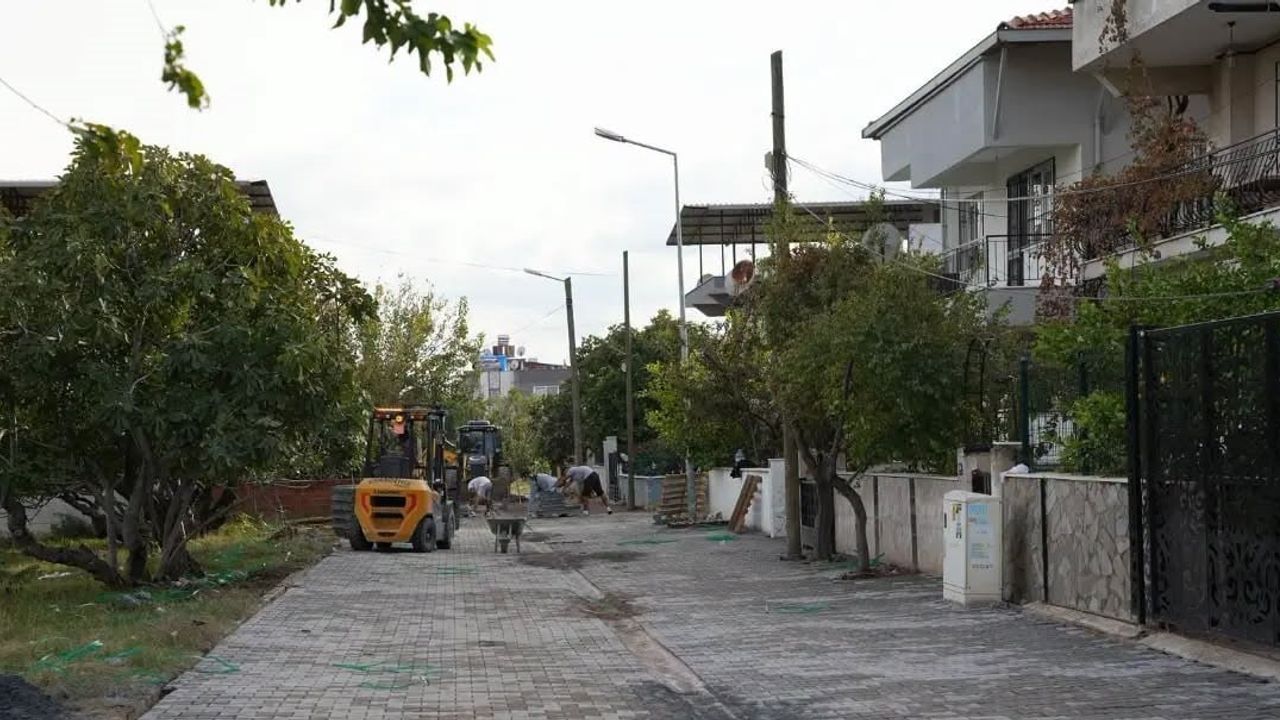 Germencik sokaklarında ulaşım konforu için parke yenileme sürüyor