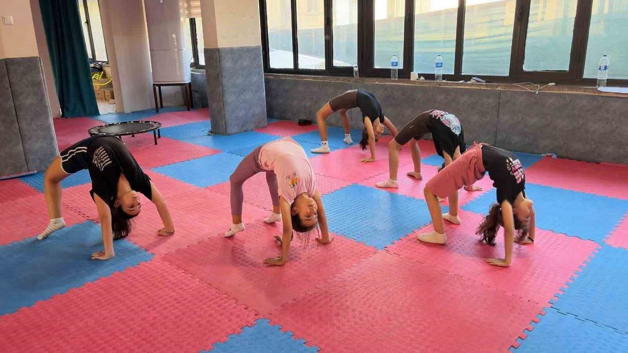 Germencik'te hafta sonları sporla geçen kış kursları çocukların yeteneklerini keşfe çıkarıyor