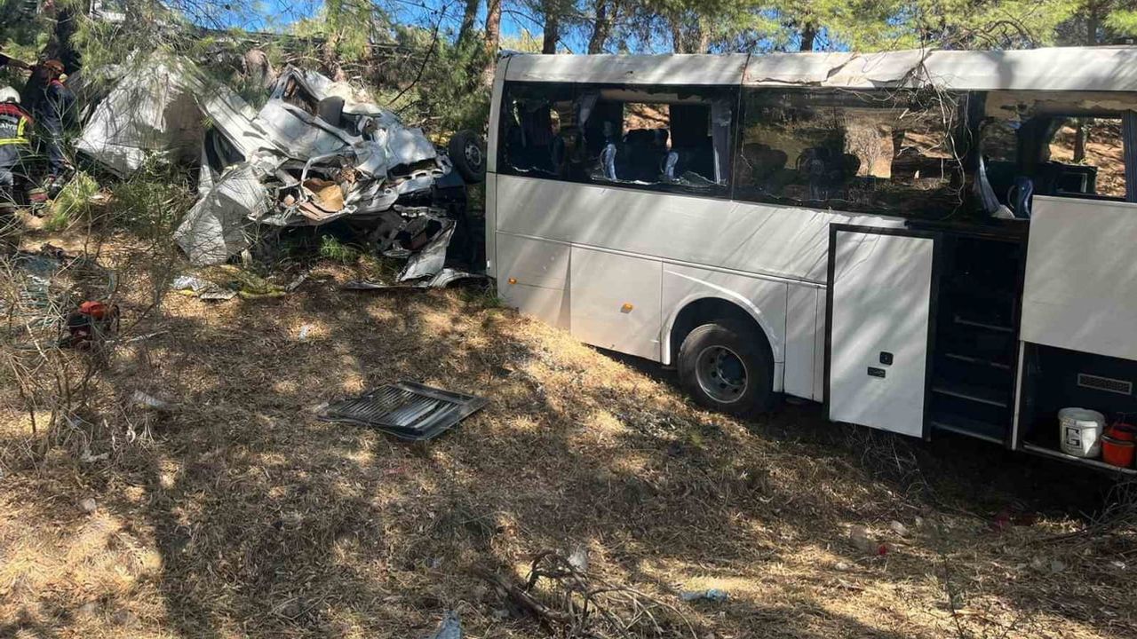 Germencik'te turist otobüsü şarampole devrildi: 1 ölü, 7 yaralı