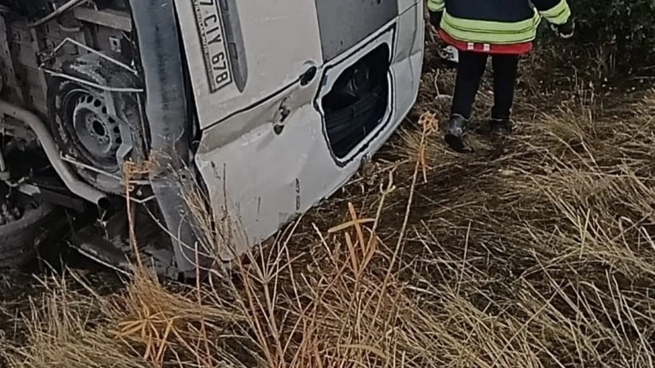 Gevaş'ta minibüs devrildi: 6 kişi hafif yaralandı