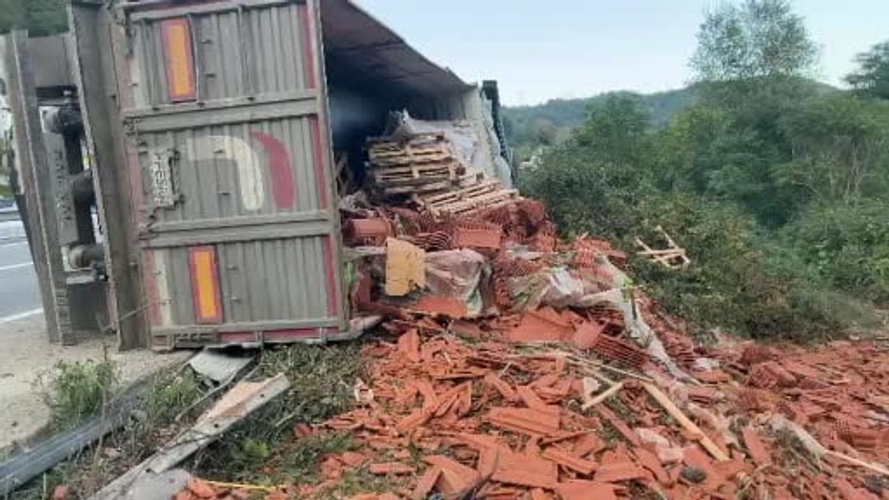 Geyve'de D-650 kara yolunda devrilen tuğla yüklü tır trafik akışını daralttı