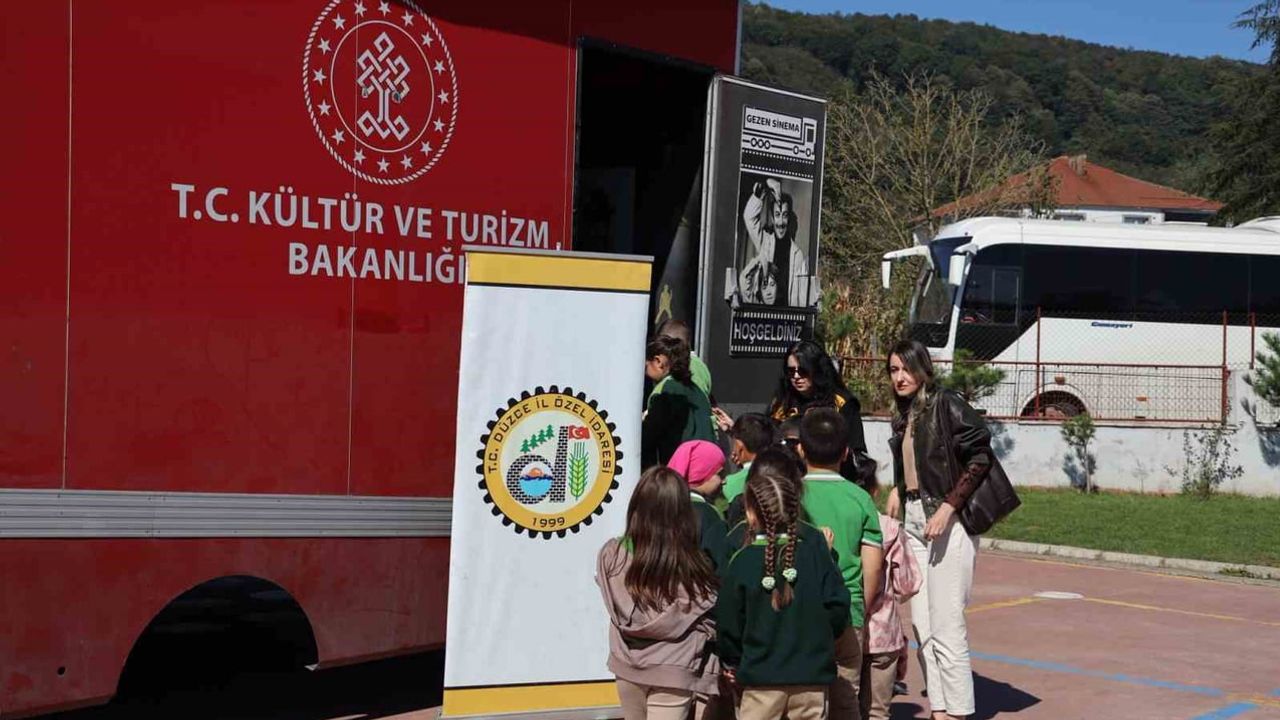 Gezen Sinema Tırı Cumayeri'nde köy okuluna sinema heyecanı taşıdı