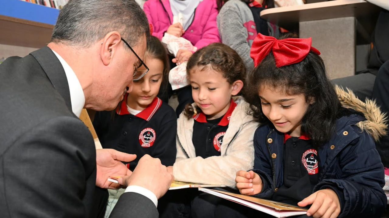 Gezici kütüphane miniklerle buluştu: Aydın Baruş okuma alışkanlığını teşvik etti