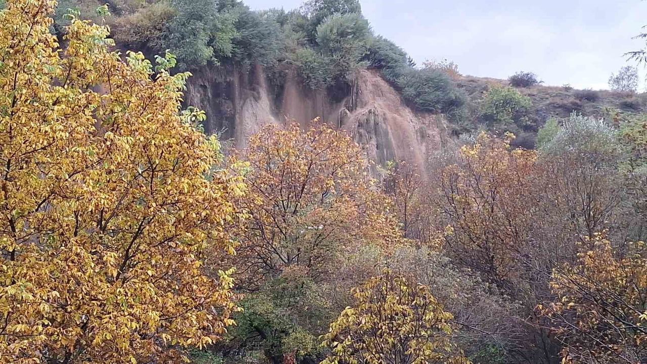 Girlevik'ten taşan çamur seli restoranları ve karayolunu etkiledi