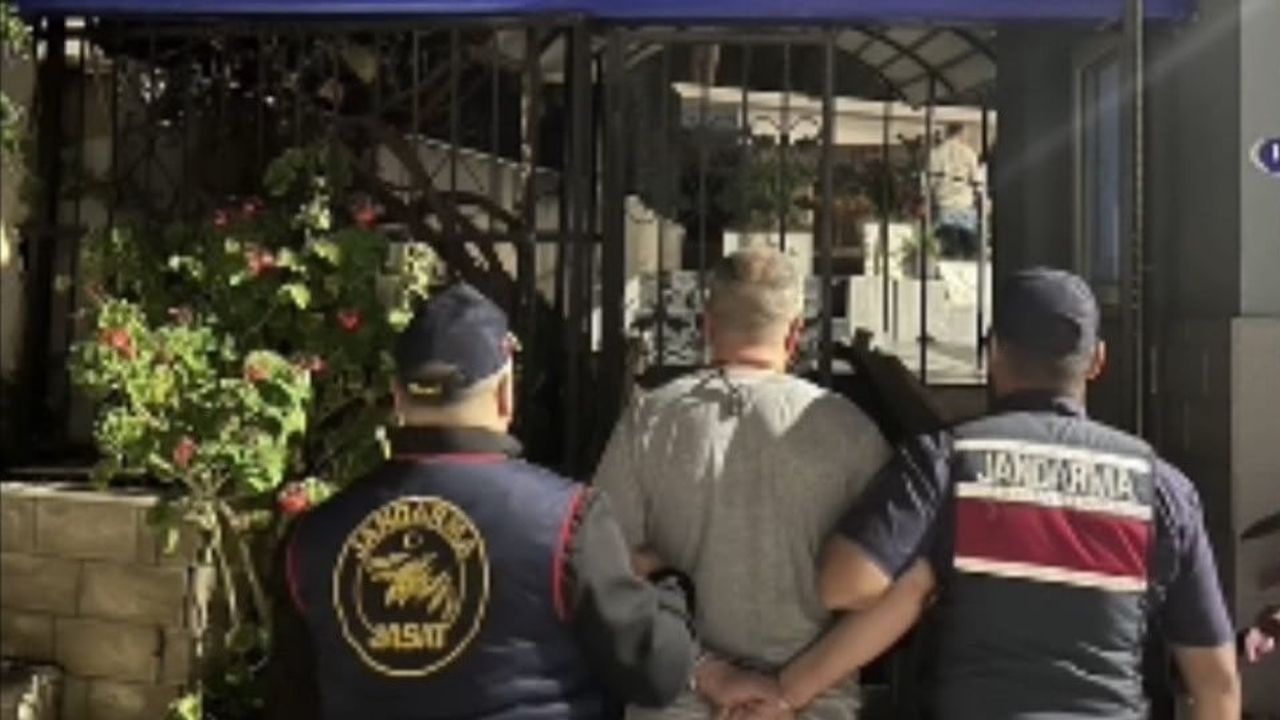 Gizli bölmede yakalanan cinayet zanlısı adliyeye sevk edildi