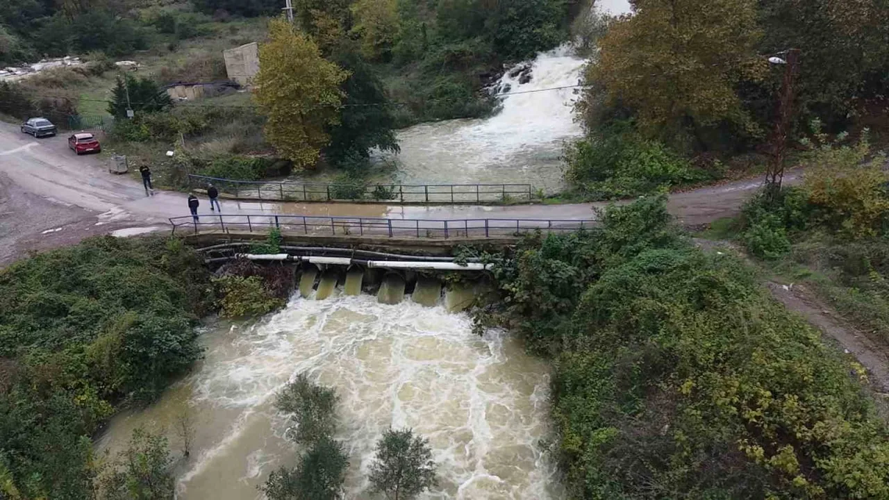 Gökçe barajı'nda kontrollü tahliye devam ediyor, dere akışı arttı