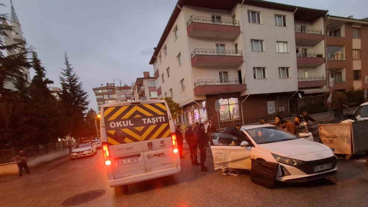 Gökmeydan'da çarpışma: servis minibüsü ve otomobilde hafif yaralanma