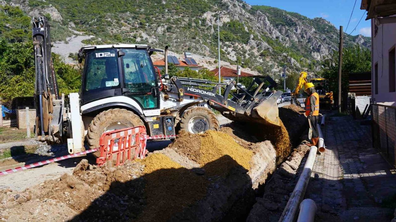 Gökova'da yol öncesi altyapı güçlendiriliyor: 40 yıllık içme suyu hatları yenileniyor