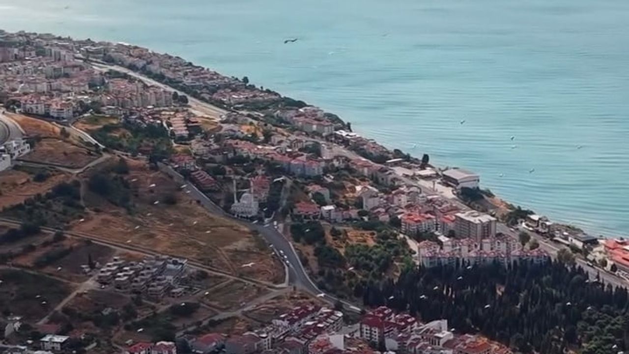 Gökyüzünde birlik: Tekirdağ semalarında dronla kaydedilen leylek sürüsü
