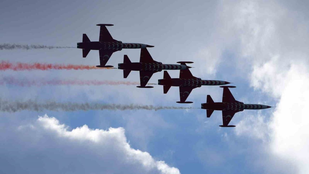 Gökyüzünde ustalık gösterisi: Türk Yıldızları Fethiye semalarında