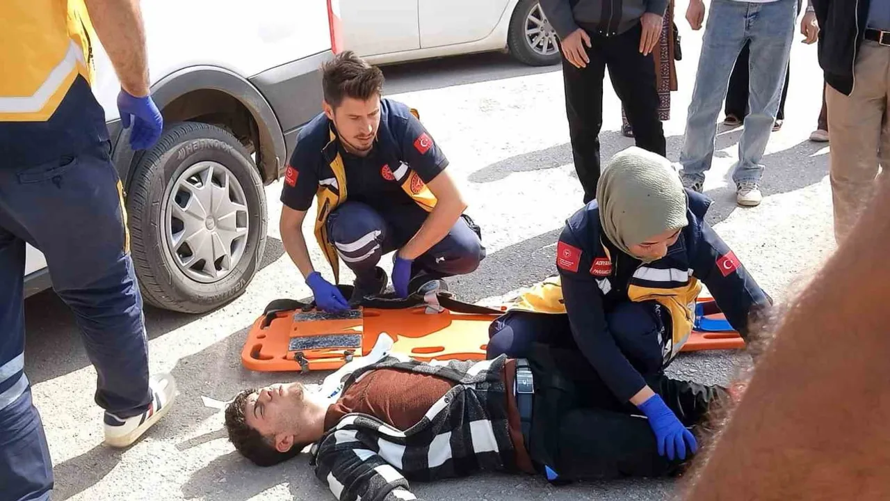 Gölbaşı'nda Besni Caddesi kavşağında iki otomobil çarpıştı
