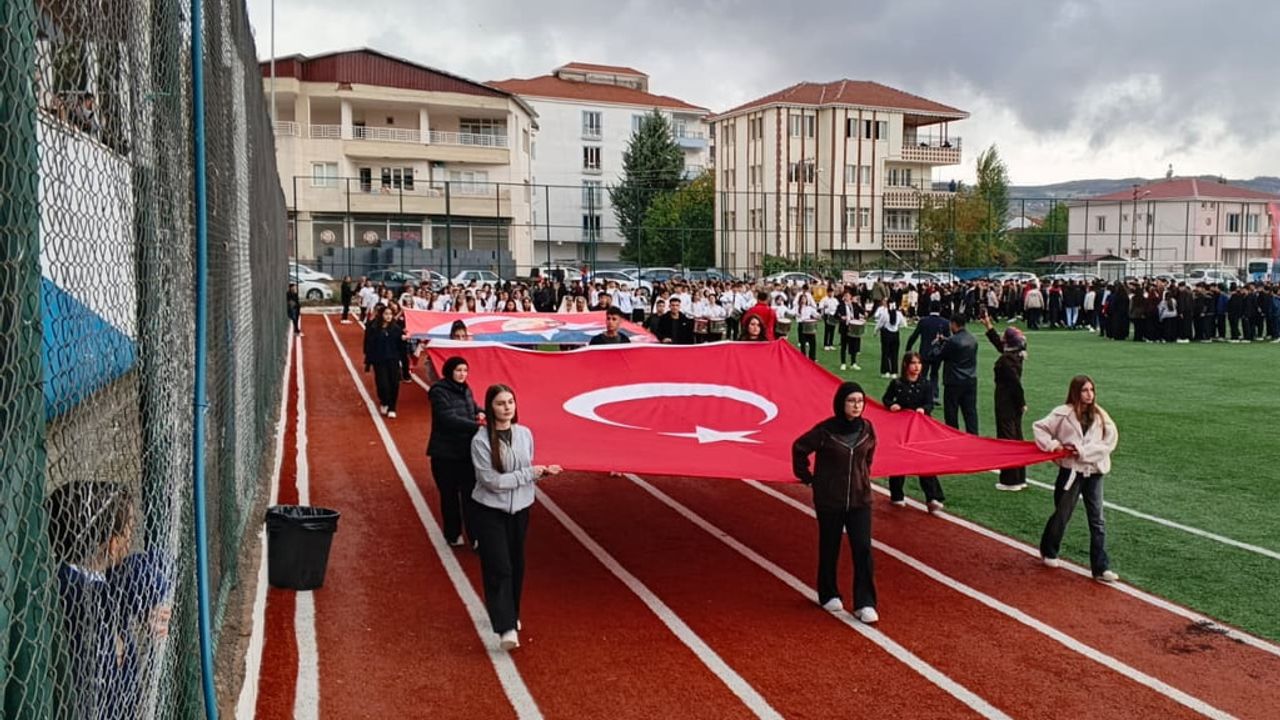 Gölbaşı'nda cumhuriyet coşkusu yağış nedeniyle erken sona erdi