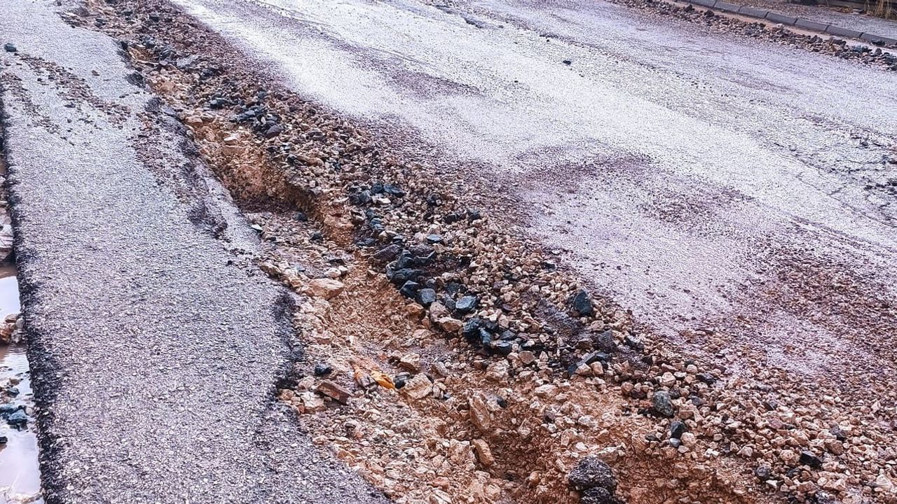 Gölbaşı'nda sağanak sonrası Şehit Ahmet Demir Caddesi'nde karayoluna hasar oluştu