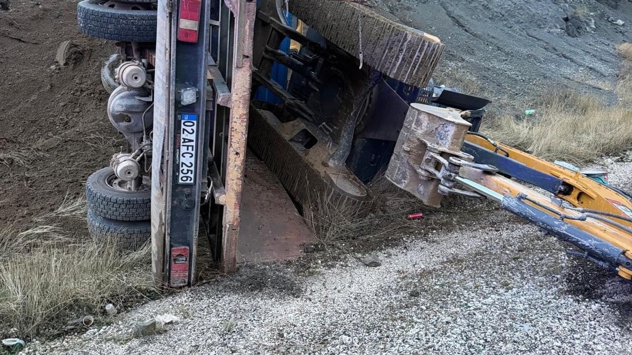 Gölbaşı'nda şarampole devrilen kamyonda 2 kişi yaralandı