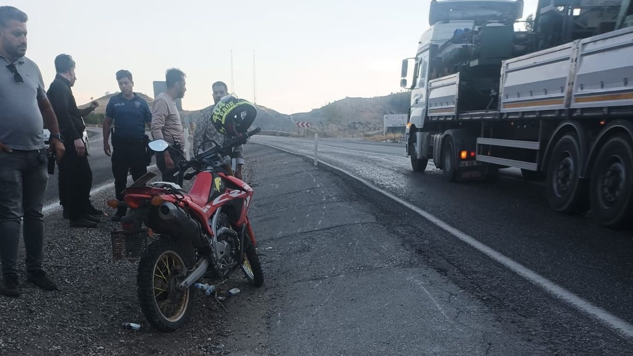Gölbaşı otoyolunda kontrolden çıkan motosiklet bariyere çarptı