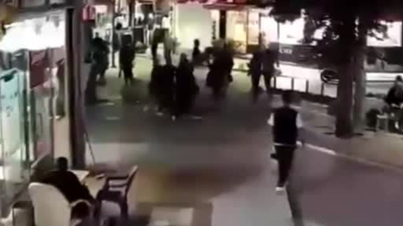 Gölcük'te cadde ortasında anne ve kızına saldırı