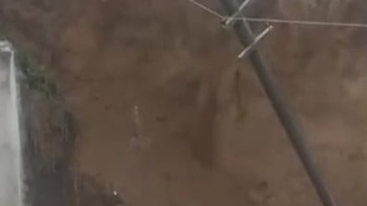 Gölcük'te sağanak istinat duvarını yıktı, elektrik direği yan yattı