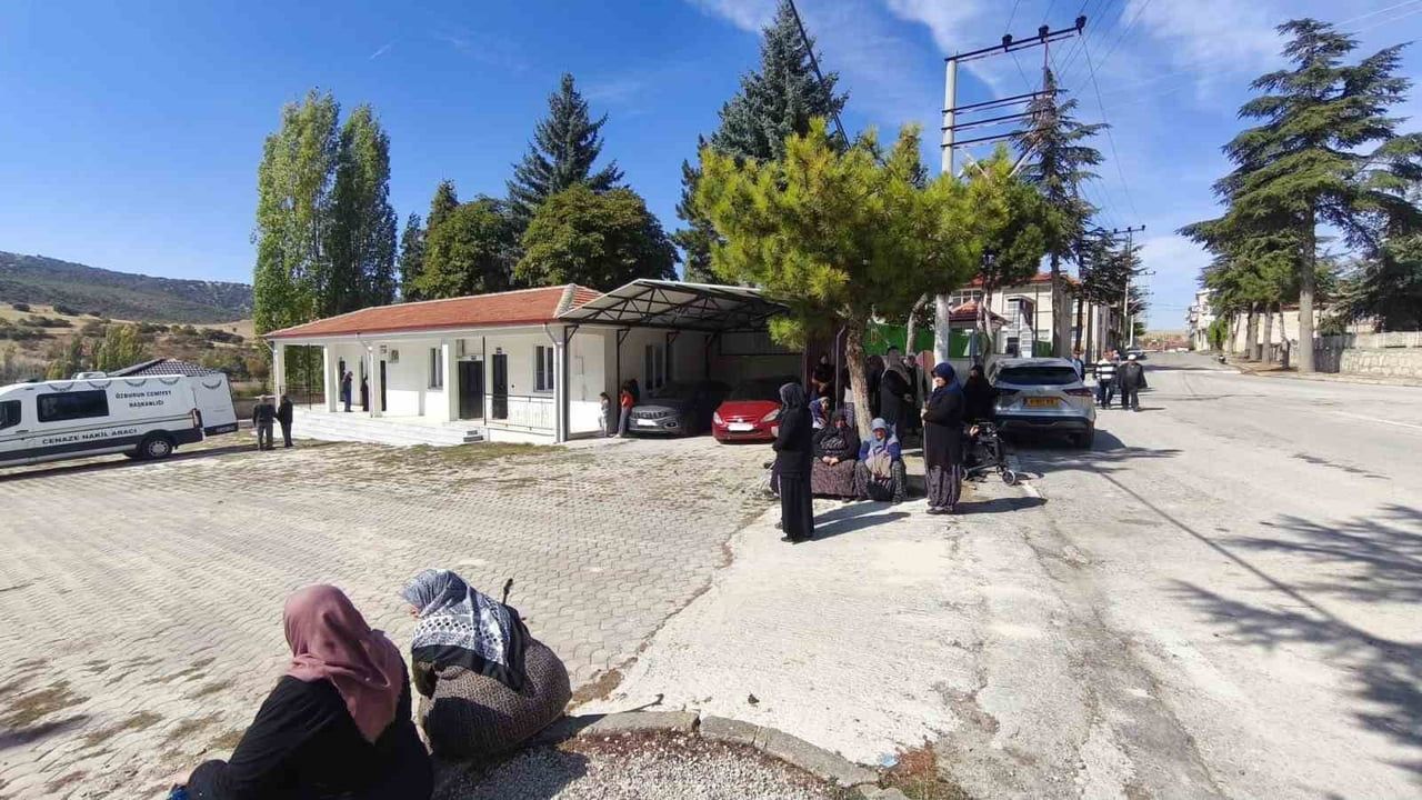 Gölgelik alanın işgali cenaze katılımcılarını güneşe mahkum etti