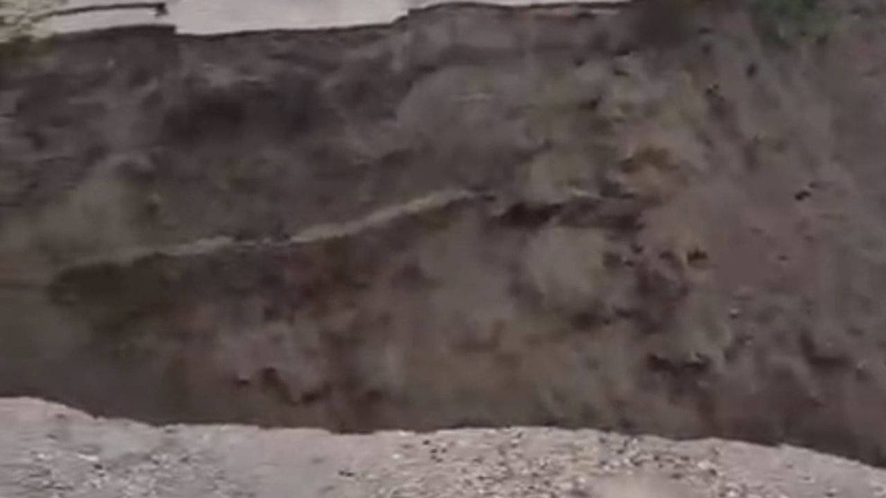 Gönen’de Fındıklı ile Canbaz arasındaki yol çöktü, köylüler onarım istiyor