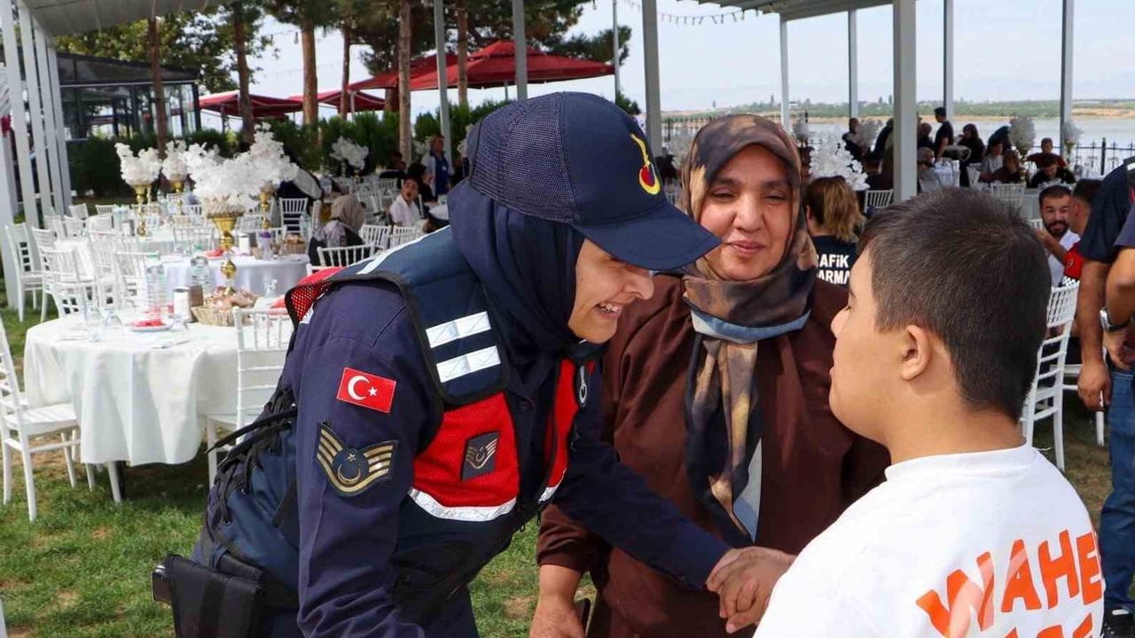 Gönüllere dokunan buluşma: jandarma özel çocuklarla bir araya geldi