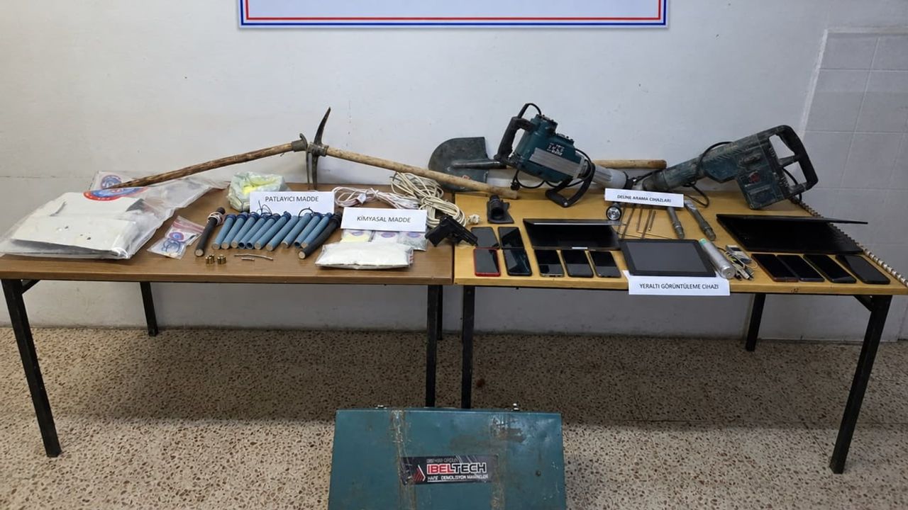 Gördes'te izinsiz define kazısına operasyon: 8 şüpheli gözaltında