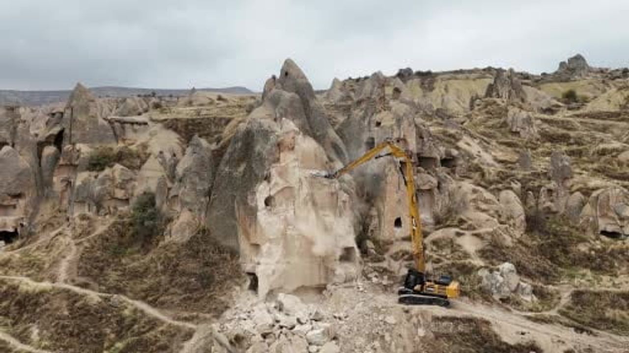 Göreme'de çökmenin ardından peribacasının çevresinde koordineli temizlik ve güvenlik çalışması