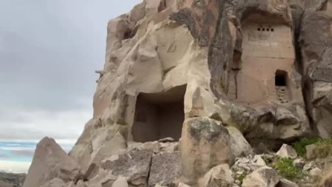Göreme'de peribacasının çöküşü: çok sayıda ekip olay yerine sevk edildi