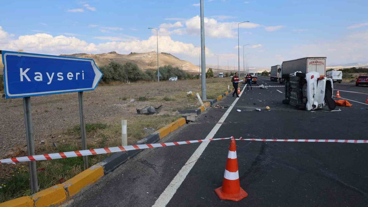 Göreme kavşağında kontrolsüz çıkış can aldı: iki ölü, bir yaralı