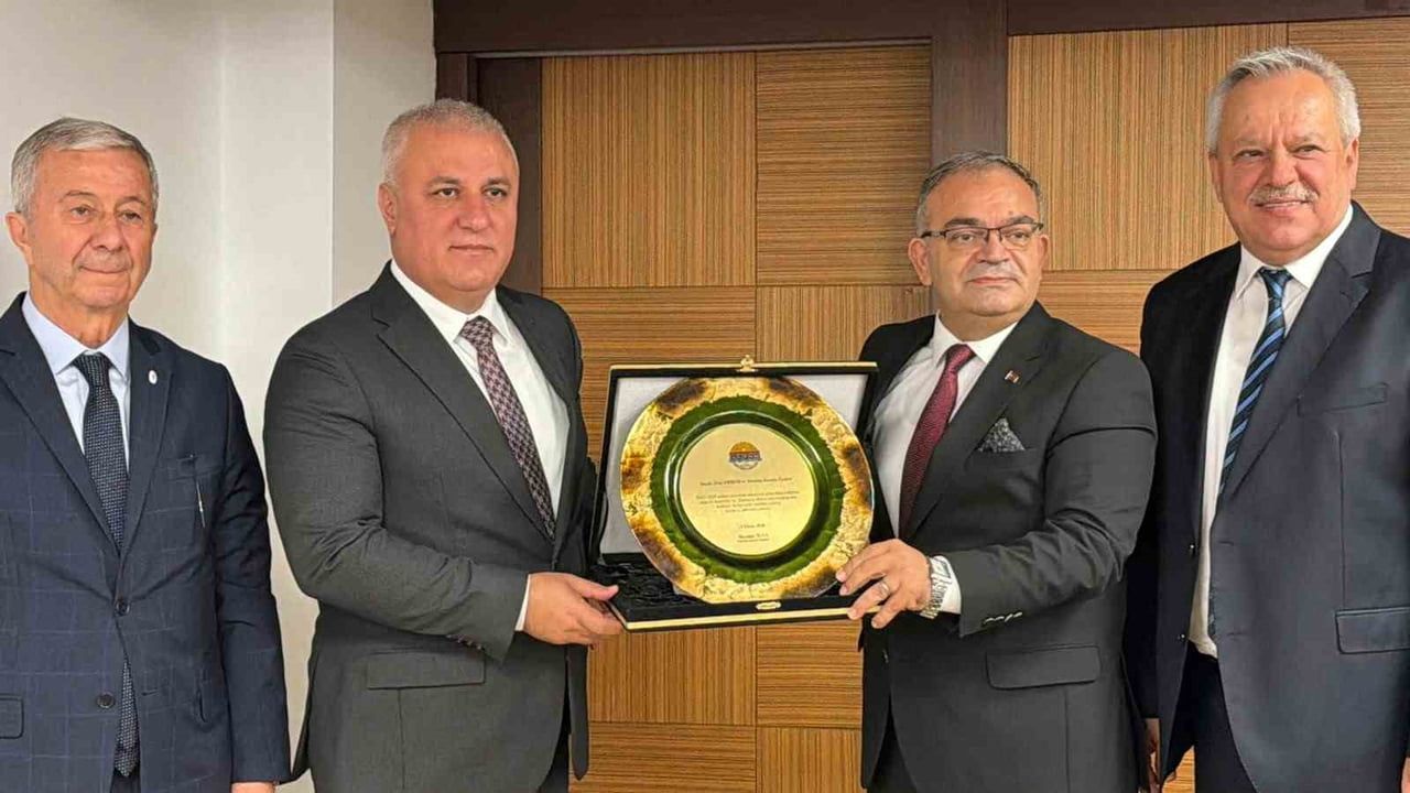 Göreve başlayan Mustafa Tuna, ALTSO'da dijital dönüşüm ve hizmet vurgusunu öne çıkardı