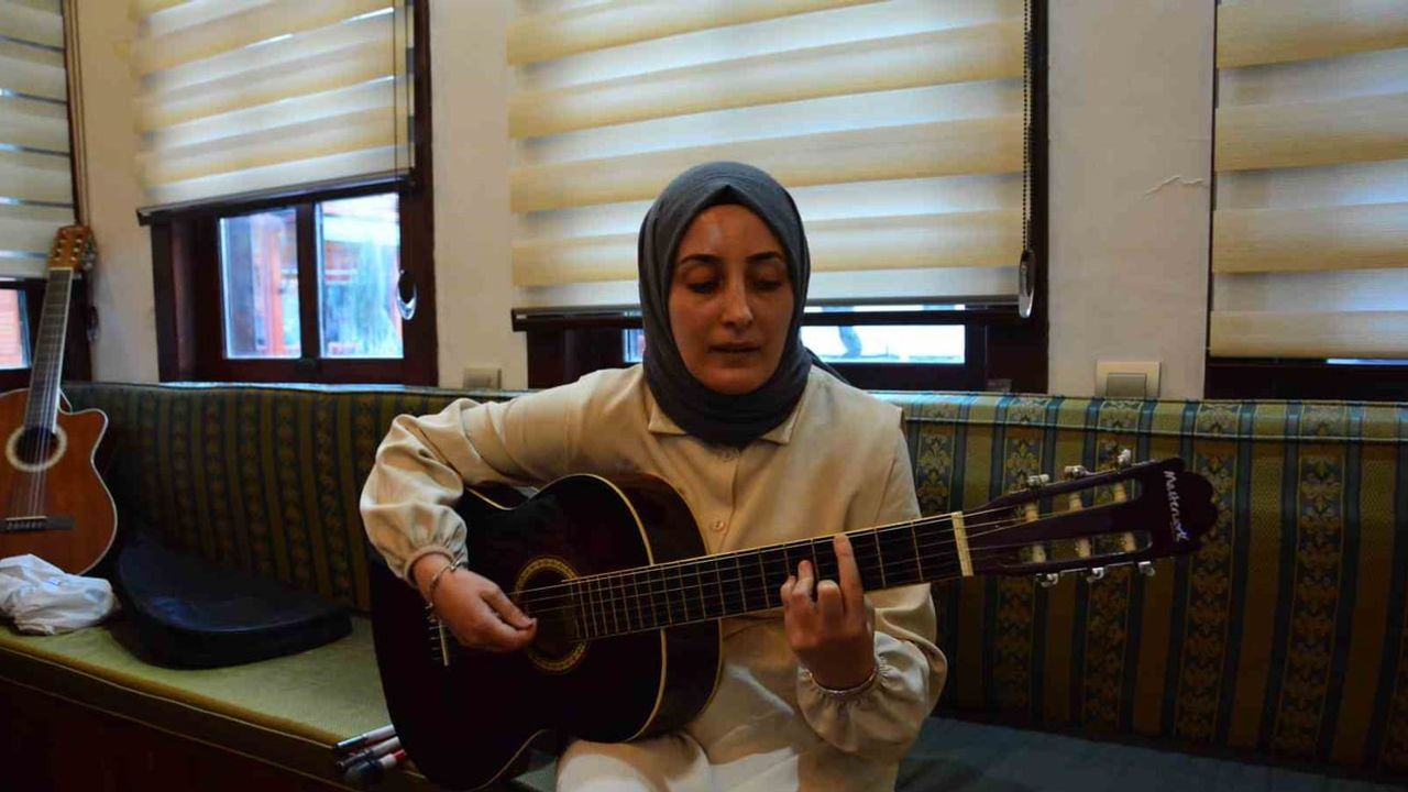 Görme engelli Büşra müzik hayalini belediyenin desteğiyle yeniden canlandırdı
