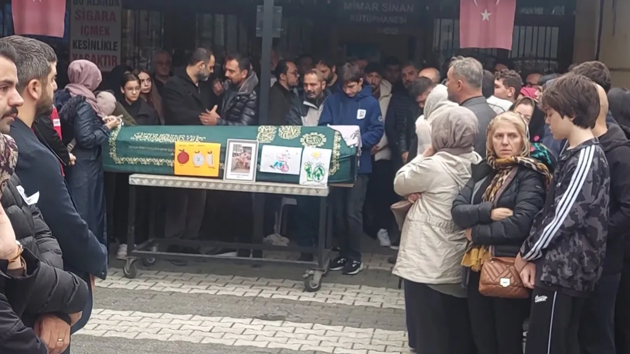 Gülce son yolculuğuna uğurlandı: Maltepe'de yıkılan binanın 5 yaşındaki kaybı defnedildi