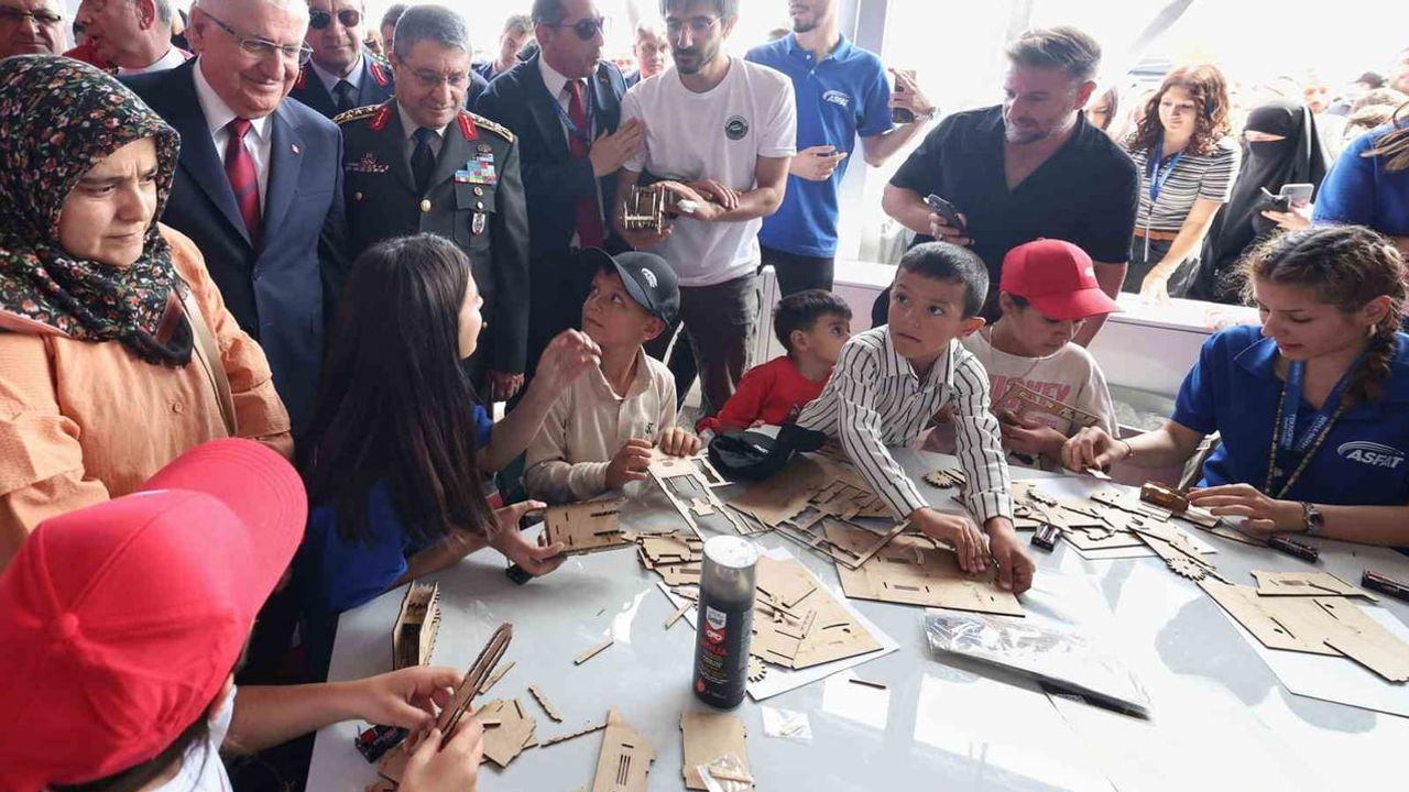 Güler TEKNOFEST'te stantları gezdi ve komuta kademesinden bilgi aldı