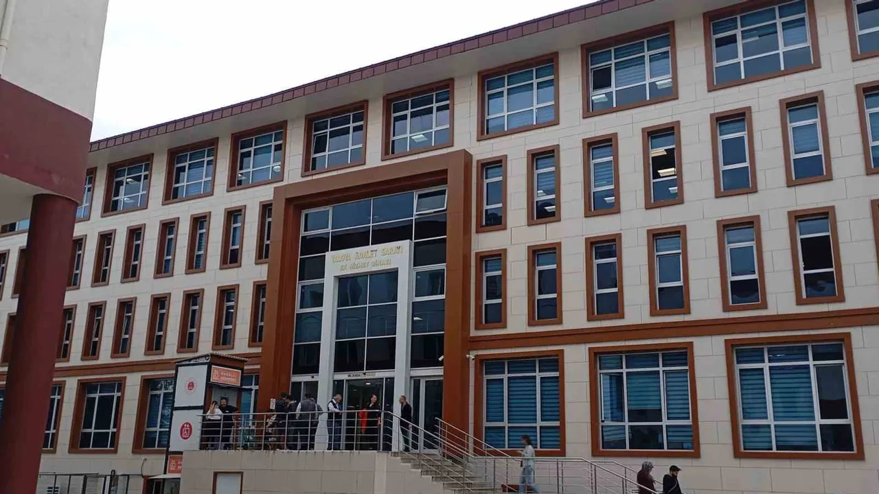 Güllü davasında kız: anneme değdiğini görmedim, arkam dönüktü