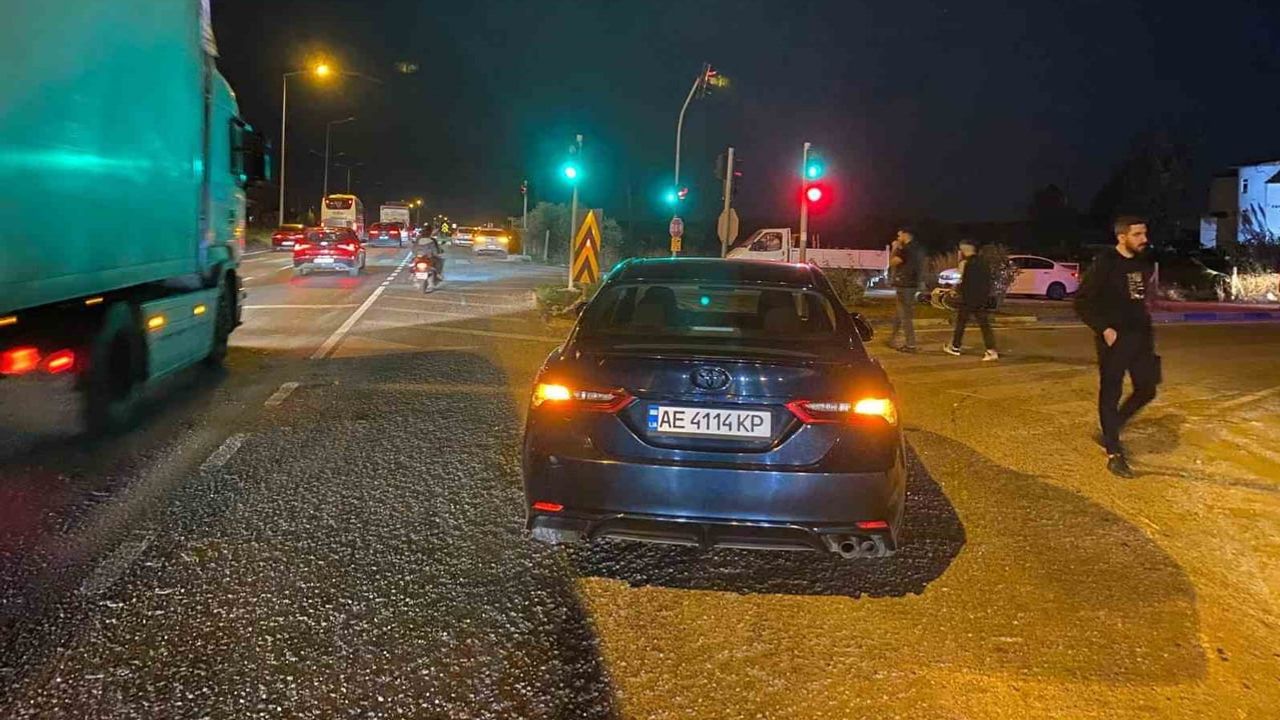 Gültepe kavşağında sağa dönüş yapan otomobil ile motosiklet çarpıştı: iki yaralı