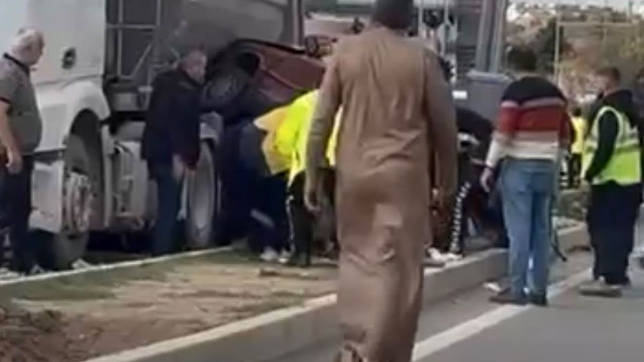 Gülveren Mahallesi'nde çarpışma: otomobil kamyonun ön kısmına sıkıştı, üç yaralı