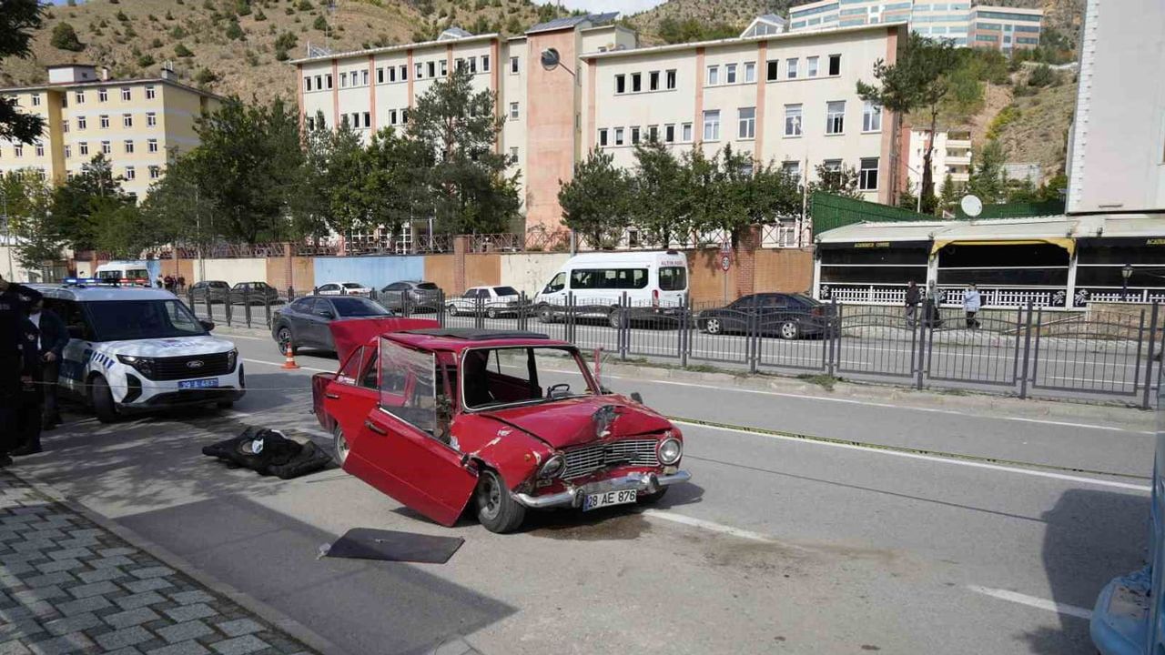 Gümüşhane'de arkadan çarpma: duraktaki otobüse çarpan otomobilde iki kişi yaralandı