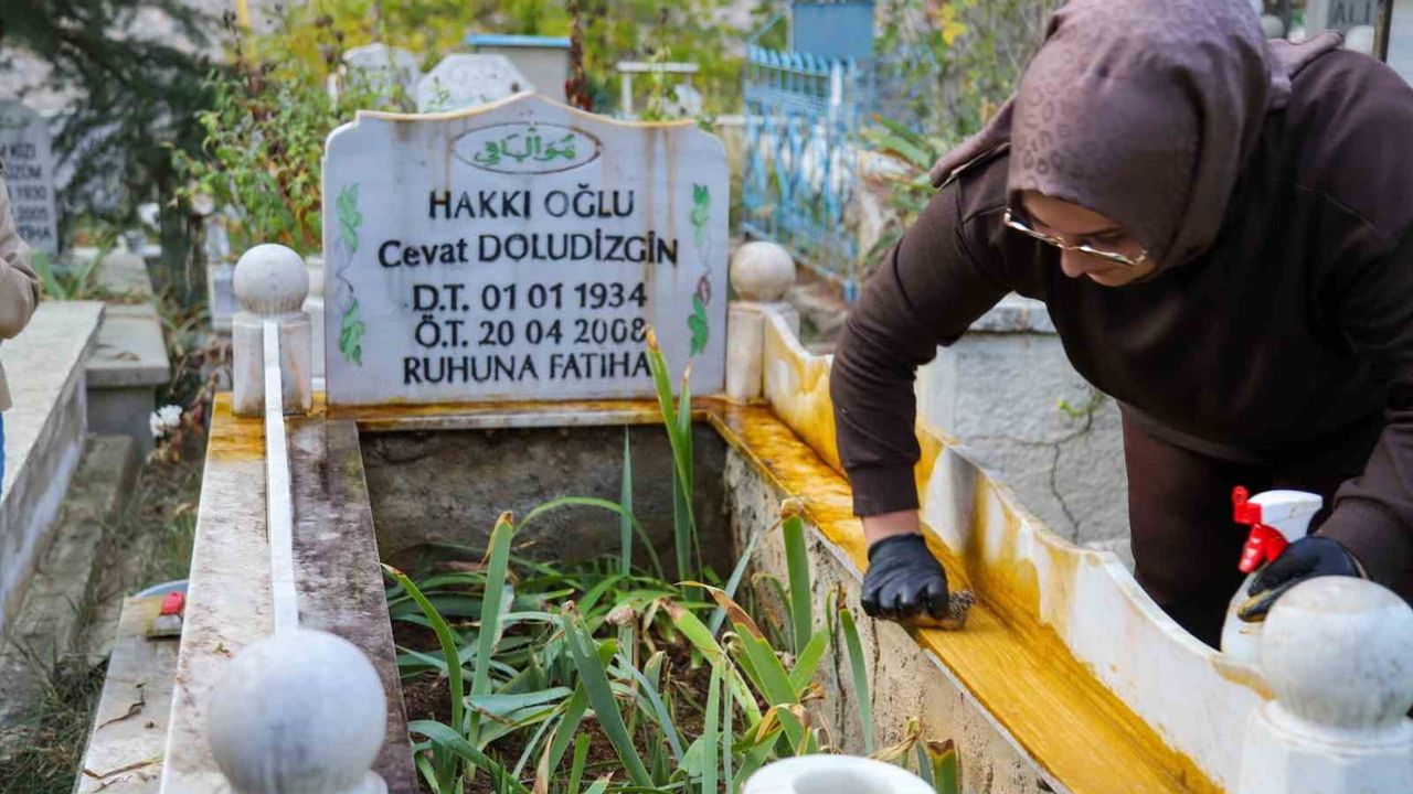 Gümüşhane'de hatırlatan fırçalar: mezar taşlarından çeşmelere gönüllü dokunuş