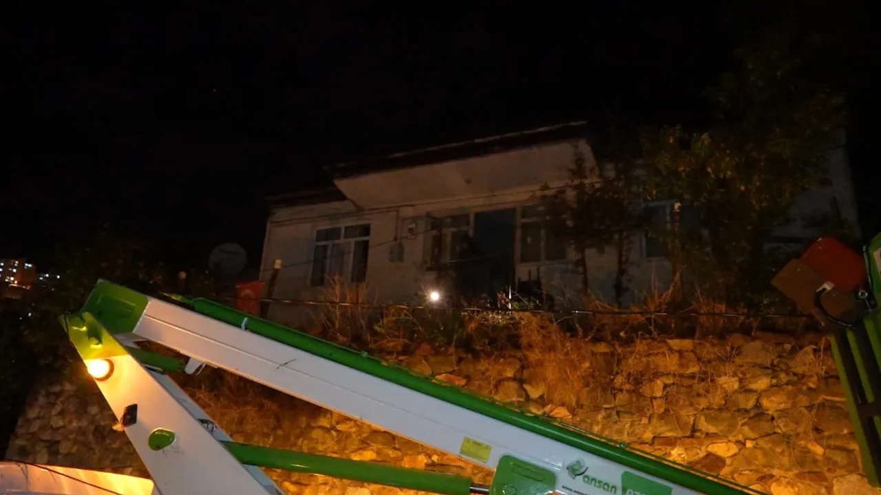 Gümüşhane’de ihmale dikkat çeken olay: elektrik direği 80 yaşındaki kadının bahçesine devrildi