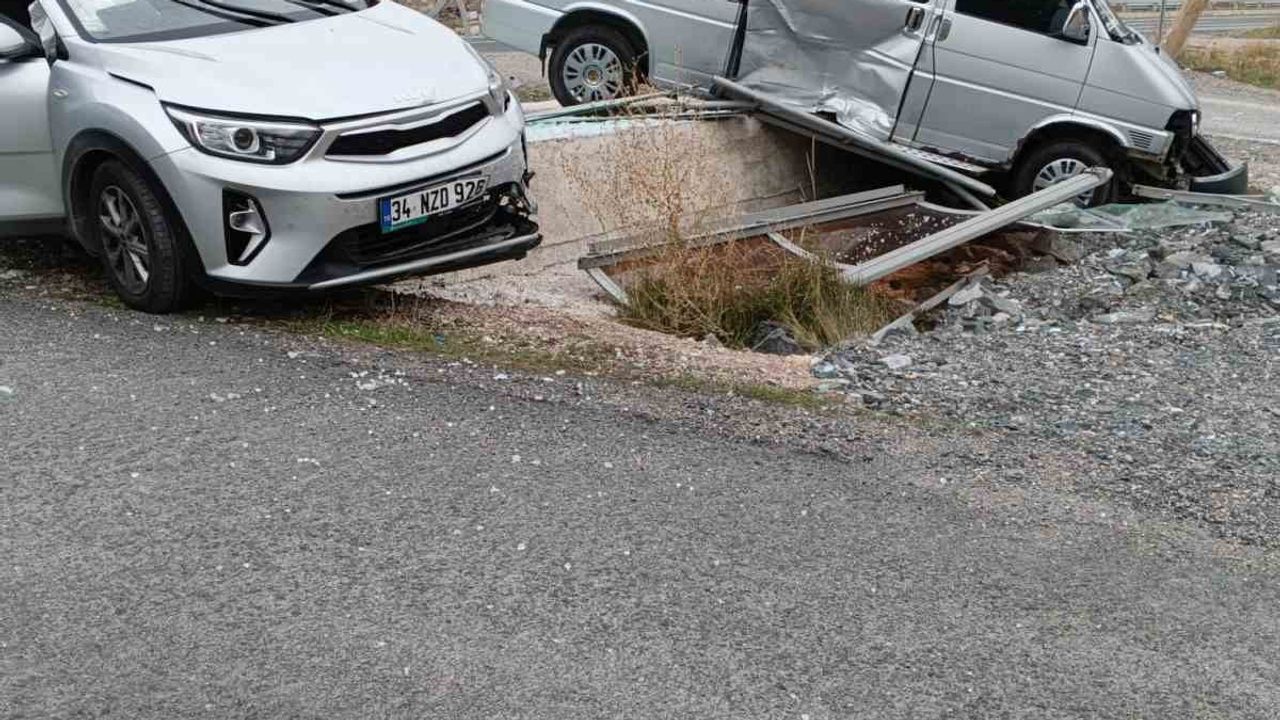 Gümüşhane'de kavşakta minibüs durağı yıktı, 4 kişi yaralandı